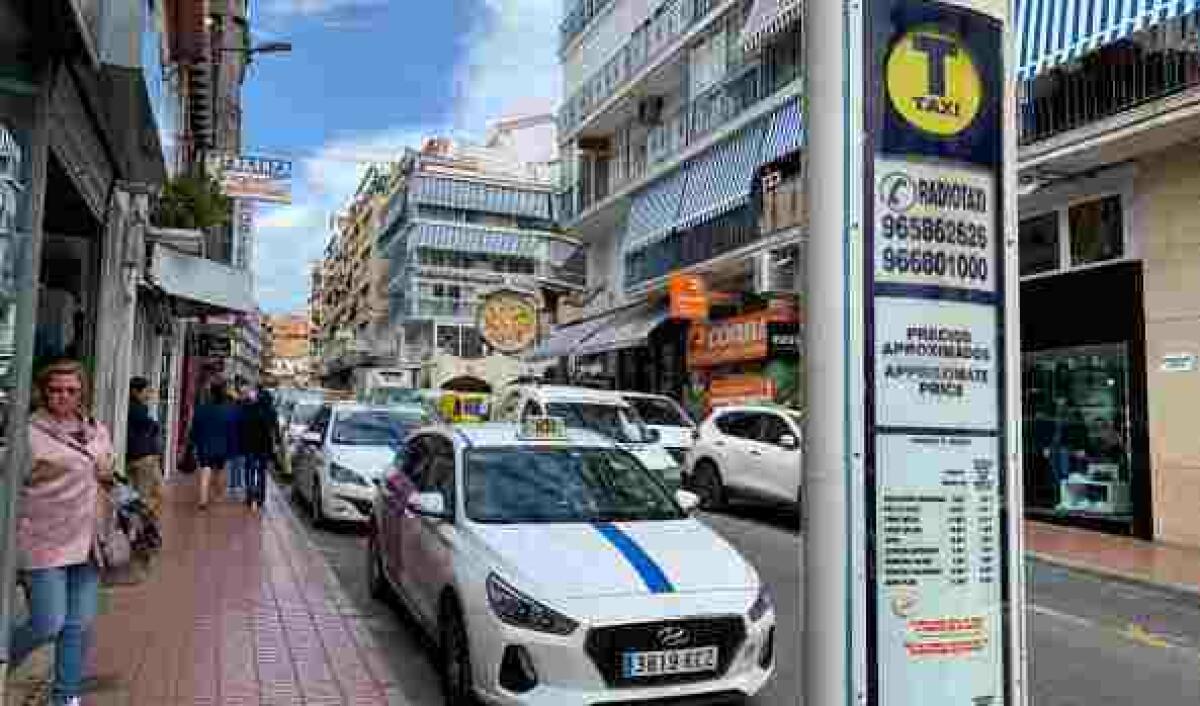El gobierno de Benidorm pide que se modifique la Ley del Taxi para que el sector pueda disponer de vehículos de 7 plazas